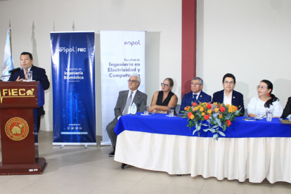 En la mesa directiva estuvieron Miguel Yapur, Katheryn Pazos, Pedro Villena, Carlos Monsalve, Paola Romero y Jorge Aragundi. En la foto, la intervención de  Rayner Durango.