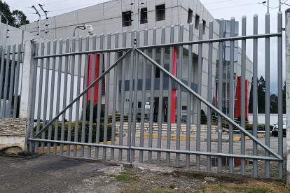 El cuerpo de la víctima ingreso al Centro Forense de Cuenca donde se le practicará el autopista de ley para determinar la causa de muerte.