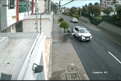 El ciclista circulaba pro el carril derecho cuando fue impactado por el vehículo.
