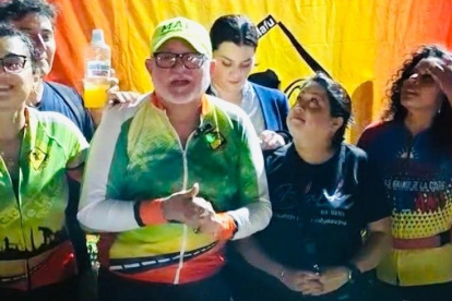 Los Ciclistas de la Calle celebrando con alegría sus 14 años como grupo.