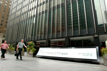 Personal caminan al pie del edificio del JP Morgan Chase.