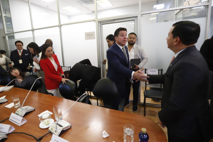 El superintendente de Compañías, Luis Cabezas-Klaere, y el presidente de la Comisión de Fiscalización, Ferdinan Álvarez.