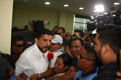 El alcalde de la Libertad, Francisco Tamariz, ingresa abriéndose paso entre sus simpatizantes a la sesión de Concejo.