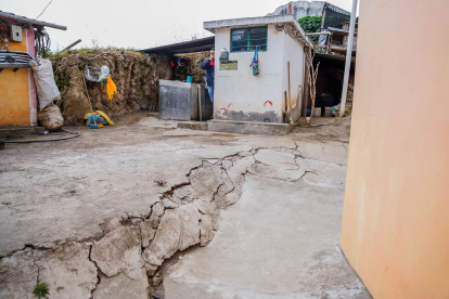 Según las autoridades el hundimiento en masa se propaga de manera rápida.