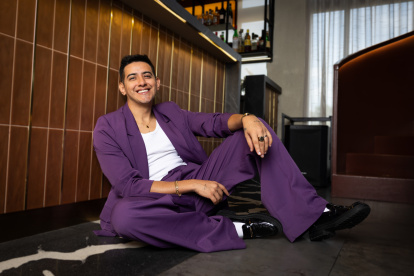 Es fan de comprar en la zona de mujeres porque cree que muchas de esas prendas pueden verse muy versátiles y no necesariamente exageradamente femeninas.