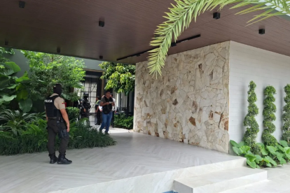 Tres viviendas lujosas fueron allanadas por la Policía Nacional en la urbanización La Península, ubicada en la isla Mocolí,