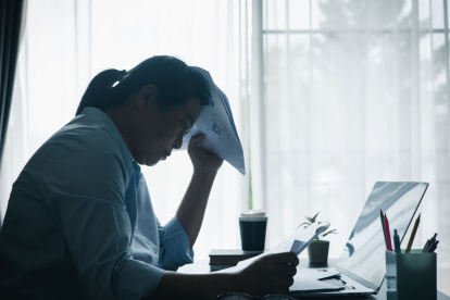 La presión cultural por estar siempre disponibles, sumada a la falta de límites organizacionales, convierte el descanso en un reto y refuerza una lógica de autoexplotación normalizada en la era digital.