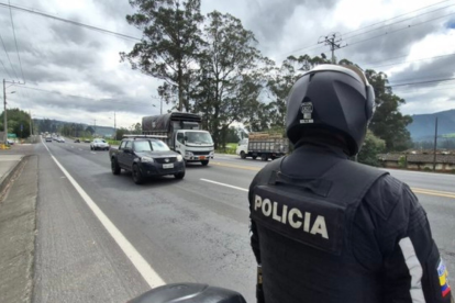 Hombres armados irrumpen en escuela de Bastión Popular y dejan mensaje intimidante.