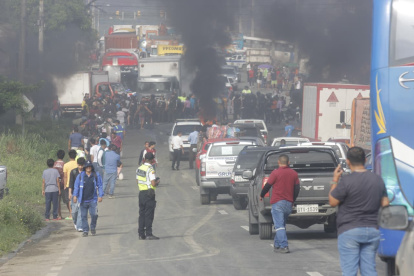 Habitantes de Puente Lucía quemaron llantas para protestar por la muerte de la menor, la mañana de este miércoles 14 de enero.