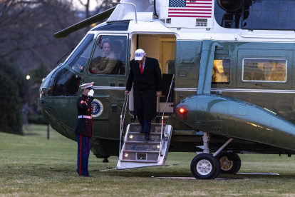 El presidente de Estados Unidos, Donald J. Trump, desciende del Marine One en el jardín sur de la Casa Blanca en Washington, DC, EE. UU., el 13 de enero de 2026.