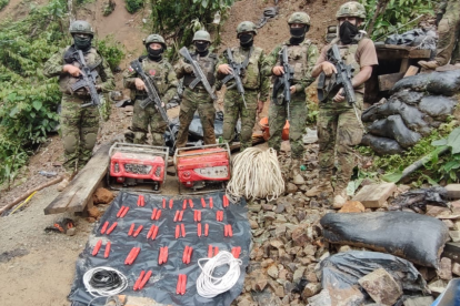 Operativo en la frontera norte de Tulcán: fuerzas del orden decomisan armas y equipos a grupos criminales.