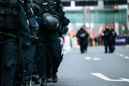 Operativo del FBI tras filtración de datos: imagen referencial de despliegue policial en contexto urbano.