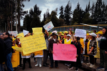 Más de 100 vecinos de Las Cuadras realizaron un plantón el 13 de enero para exigir la salida de la casa de confianza.