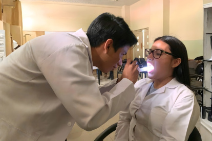 Médicos rurales denuncian sueldos bajos y condiciones precarias mientras cumplen su año obligatorio.