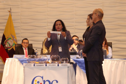 Los veedores ciudadanos y un notario público participaron del sorteo de los miembros de la Comisión Ciudadana de Selección.