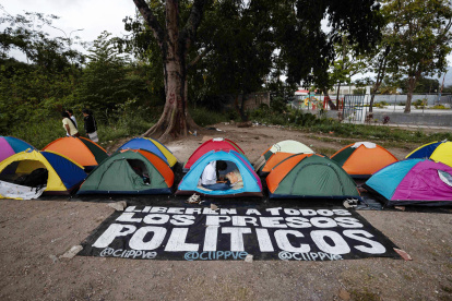 Carpas en las que duermen familiares de presos políticos frente a la cárcel El Rodeo este martes, en Zamora (Venezuela).