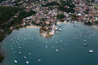 Esta vista aérea muestra las playas de Ossos y de Armacao en la ciudad de Armacao Dos Buzios, en el estado de Río de Janeiro, Brasil, el 3 de enero de 2026.