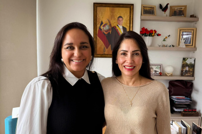 Gabriela Rivadeneira junto a la actual presidenta de Revolución Ciudadana, Luisa González.