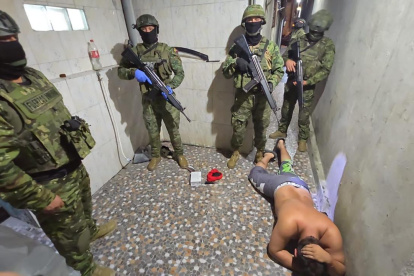 En una operación militar realizada en el sector 4 de Mayo del cantón Babahoyo, personal de la Brigada de Caballería Blindada detuvo a alias Adonis.