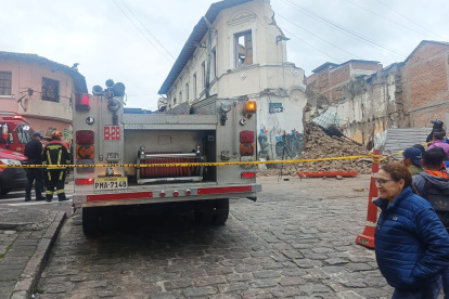 El colapso de una vivienda en el sector La Tola, en el centro de Quito, dejó cuatro personas rescatadas.
