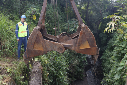 Limpieza. Personal municipal retira basura, escombros y objetos voluminosos de quebradas para evitar desbordamientos durante las fuertes lluvias.