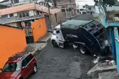 El camión recolector de basura se impactó contra la fachada de una vivienda en el barrio El Edén, al sur de Quito.