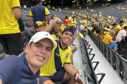 Afición. Daniel luce una de las camisetas de la selección ecuatoriana que llevará al Mundial, junto a dos amigos.