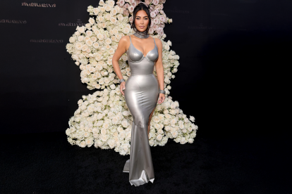 El metalizado se vuelve protagonista absoluto para looks de día y de noche.