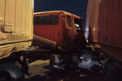 El accidente de tránsito en la vía a Daule involucró a dos tráileres, la madrugada de este jueves 15 de enero.
