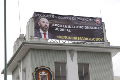 El Colegio de Abogados de Pichincha colocó en su sede, en Quito, una pancarta en la que "exige" la renuncia de Mario Godoy, a la presidencia del Consejo de la Judicatura.