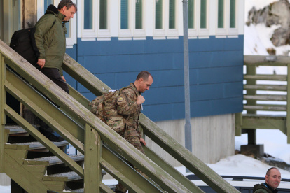 otografía que muestra integrantes de las Fuerzas Armadas de Dinamarca saliendo del Comando Ártico este jueves, en Nuuk (Groenlandia).
