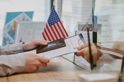 Oficiales consulares de EE.UU. revisan solicitudes de visa bajo nuevas directrices.