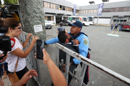 El abogado Otto Cuello, síndico de Fedeguayas, al ingresar a la sede del COE en Guayaquil.