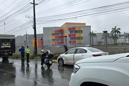 En uno de los accidentes un vehículo liviano quedó afectado.