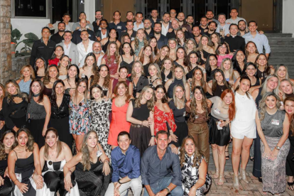 Ciento un exalumnos se reencontraron para compartir recuerdos, risas y anécdotas que reafirmaron los lazos forjados desde la etapa escolar.