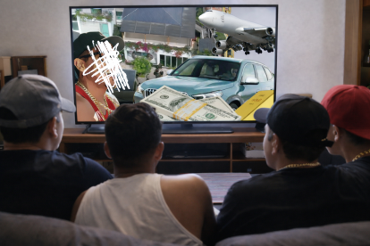 Referencial. Jóvenes observan en pantalla símbolos de riqueza asociados a la narcocultura: casas lujosas, autos, oro y dinero.