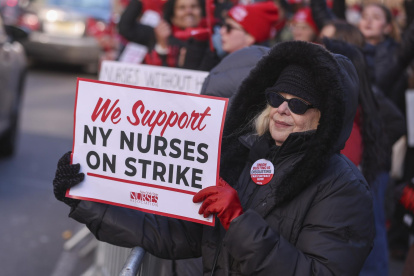 Manifestantes protestan frente al Hospital Mount Sinai en Nueva York (EE.UU.).