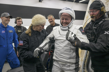 El astronauta de la NASA Mike Fincke recibe ayuda para salir de la nave espacial SpaceX Dragon Endeavour a bordo de la nave de recuperación de SpaceX 15 de enero de 2026.