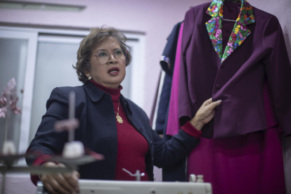 La costurera mexicana Olivia Trujillo habla durante una entrevista con EFE, este viernes en Ciudad de México (México).