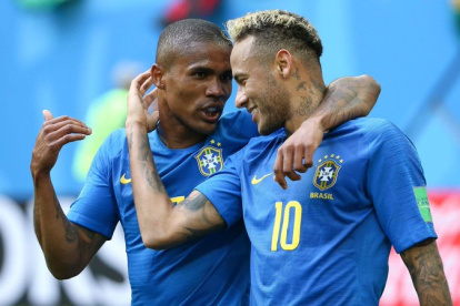 Douglas Costa junto a Neymar en la selección brasileña de fútbol.