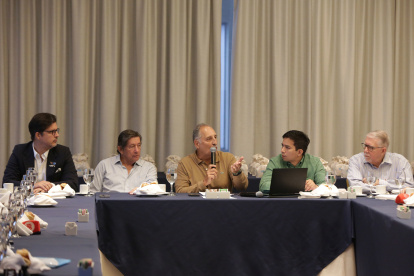 En el centro el presidente de la Cámara Nacional de Pesquería, el ingeniero Bruno Leone.