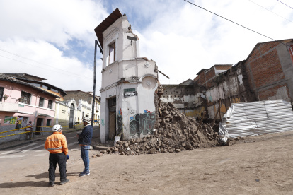 El Centro de Operaciones de Emergencia Metropolitano se activó tras el derrumbe de la casa patrimonial en La Tola.