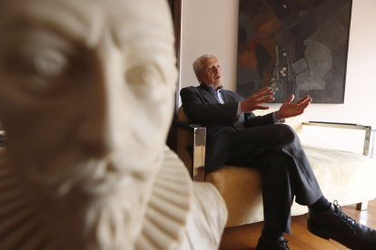 Proaño Arandi ejerció como diplomático de carrera en Colombia, Cuba, Albania, Nicaragua, Costa Rica, El Salvador y Argentina.