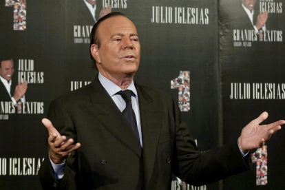 Julio Iglesias en un evento promocional de “Grandes Éxitos”, en una imagen de archivo previa a las recientes acusaciones.