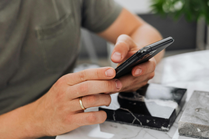 Referencial. Un usuario revisa su celular mientras la red social X sufre una caída que afecta a miles de cuentas.