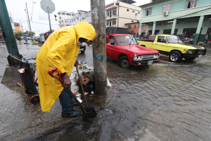 Guayaquil. Un problema que se repite en cada periodo de lluvias es la acumulación de desechos en sumideros.