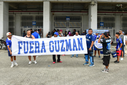 Hinchas de Emelec protestaron en los exteriores del estadio George Capwell para exigir la renuncia de Jorge Guzmán.