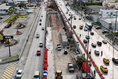 Trabajos de construcción del paso elevado en la av. Tanca Marengo, que provocan cierres viales y desvíos en el tránsito.