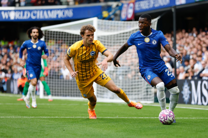 Moisés Caicedo comandará la volante de Chelsea.