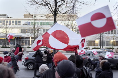 Manifestantes protestan el 14 de enero de 2026, frente a la Embajada de Estados Unidos en Copenhague contra las ambiciones del presidente de EE.UU..